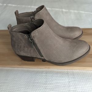 Carlos Santana Ankle Boots Womens Size 5.5 M Tan Faux Suede Booties.